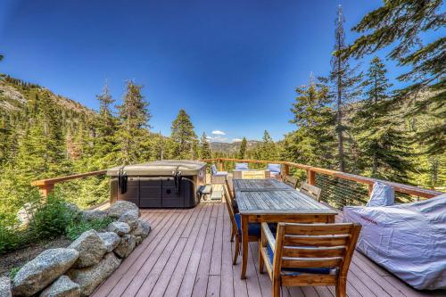 Eagles Nest by Tahoe Getaways - Pet Friendly with Hot Tub, Pool Table & Shuttle to Slopes in Alpine Meadows (CA)