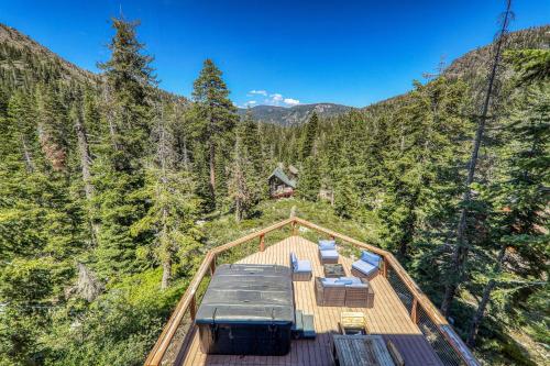 Eagles Nest by Tahoe Getaways - Pet Friendly with Hot Tub, Pool Table & Shuttle to Slopes in Alpine Meadows (CA)