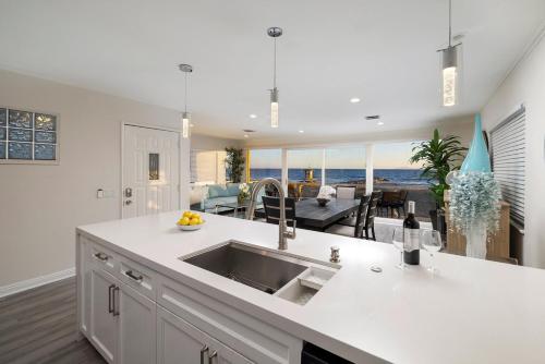 8BR Beach Duplex with Ocean Views, Patio & Pool Table in Newport Beach, USA