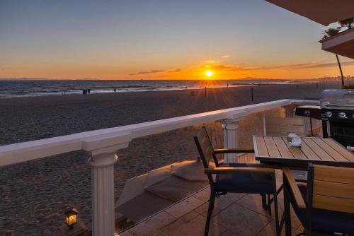 Spacious 5BR Beach Home with Ocean Views in Newport Beach, USA