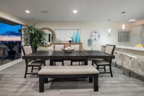 Spacious 5BR Beach Home with Ocean Views in Newport Beach, USA