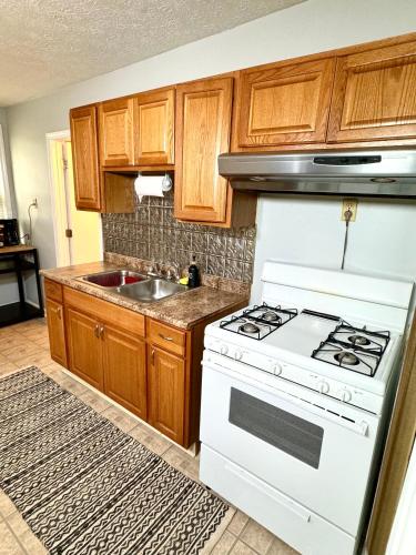The House Hotels-5 Mins from Downtown-W45th1 Lower in Cleveland, USA