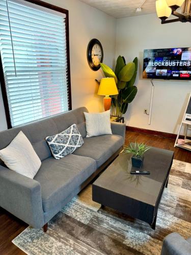 The House Hotels-5 Mins from Downtown-W45th1 Lower in Cleveland, USA