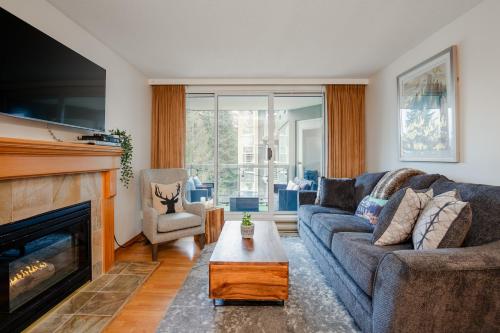 2BR plus Den in Woodrun, True Ski In, Ski Out, Heated Floors, Pool and Hot Tub, King Ensuite - Whistler Blackcomb