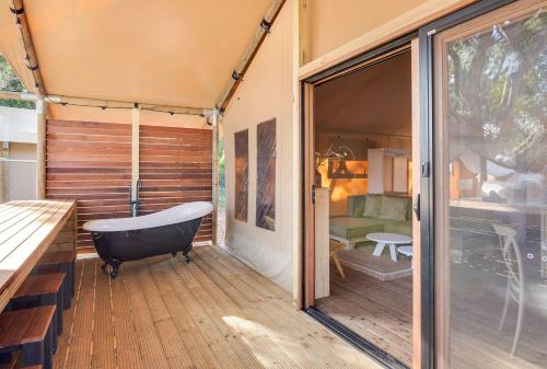 รีเฟลกชันส์ ฮอลิเดย์ พาร์คส์ บอนนี ฮิลส์ (Reflections Holiday Parks Bonny Hills) in บอนนีฮิลล์