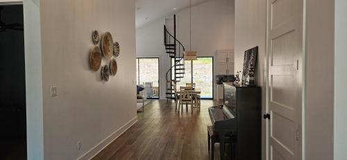 Family Fun House - Pet Friendly! 12 Min to Oaklawn in Hot Springs, USA