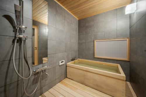 King Suite with Spa Bath image 3