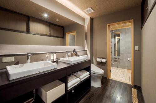 King Suite with Spa Bath image 2