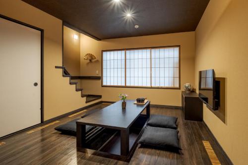 Double Room with Spa Bath image 6