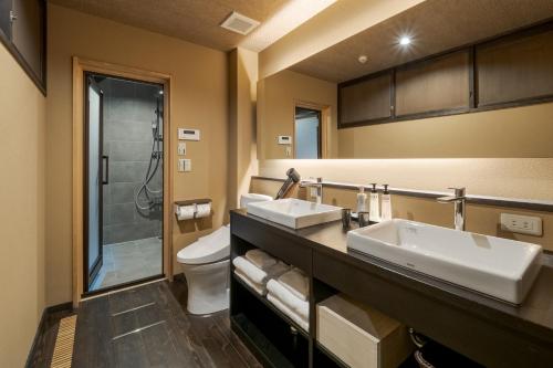 Double Room with Spa Bath image 2