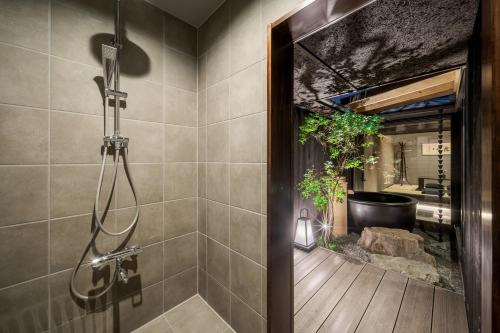 Double Room with Spa Bath image 6