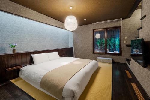 King Suite with Spa Bath image 5