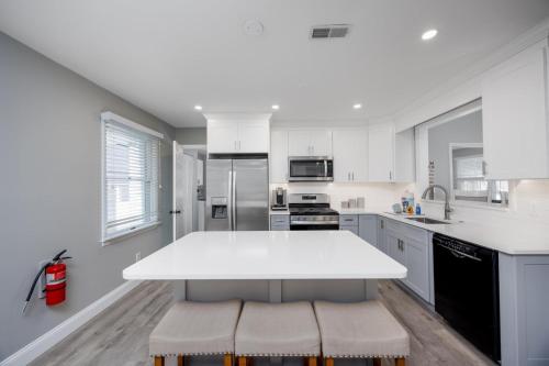 virtuve, A Shore Thing - Spacious House w Large Deck, BBQ, Linens & Pet Friendly in North Cape May (NJ)