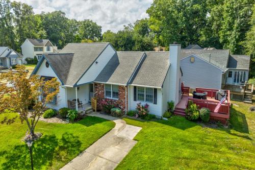 A Shore Thing - Spacious House w Large Deck, BBQ, Linens & Pet Friendly in North Cape May, USA