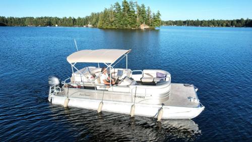 The Stabbin Cabin on Grant Island, Brantingham Lake - HotTub, Boat, Pet Friendly in Old Forge (NY)