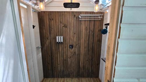 Bruser, The Stabbin Cabin on Grant Island, Brantingham Lake - HotTub, Boat, Pet Friendly in Old Forge (NY)
