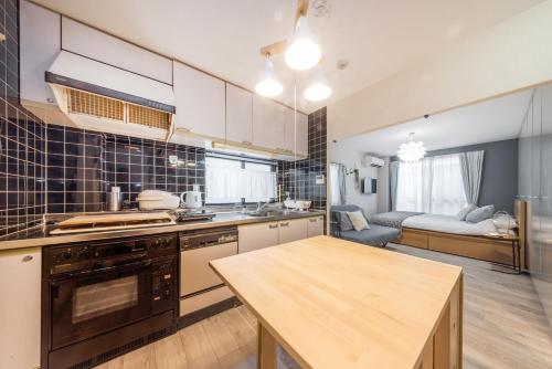 駅から徒歩3分新宿区 最大4名 無料Wifi 32平米で広いお部屋