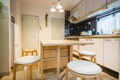 駅から徒歩3分新宿区 最大4名 無料Wifi 32平米で広いお部屋