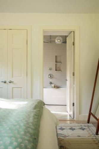 Stunning All-Season Renovated Barn Escape! in East Chatham, USA