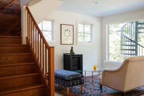 Stunning All-Season Renovated Barn Escape! in East Chatham, USA