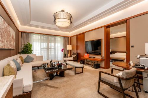 One-Bedroom Suite image 10
