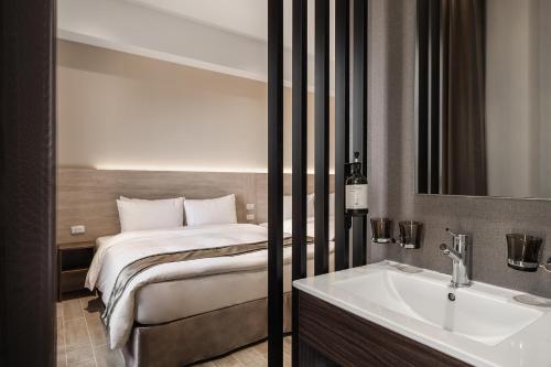 Superior Quadruple Room image 6