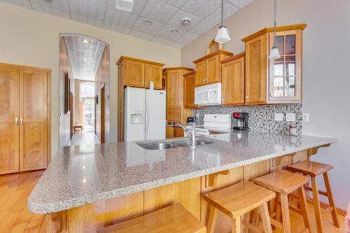 Downtown McGregor Condo with Restaurant On-Site! in McGregor, USA