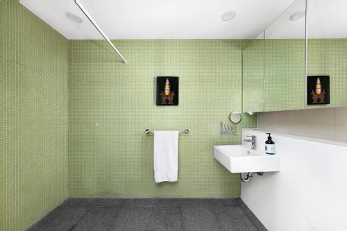 Groundfloor Surry Hills Retreat with Cinema - image 5