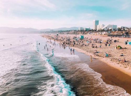 Sunny Santa Monica Retreat One Bedroom Apartment in Los Angeles, USA