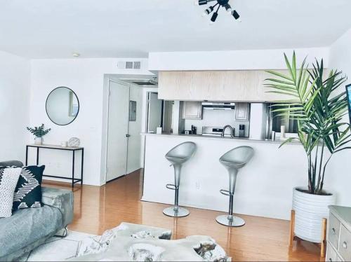 Sunny Santa Monica Retreat One Bedroom Apartment in Los Angeles, USA