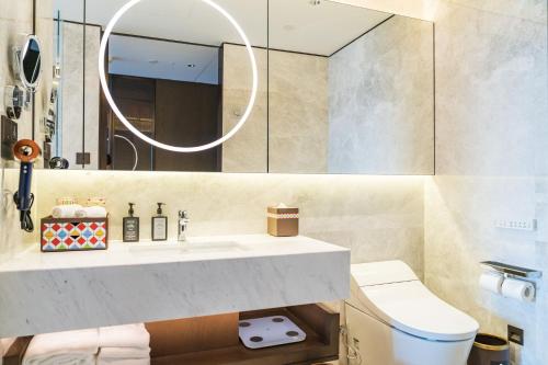 Yuexiu Hotel Guangzhou,Curio Collection by Hilton-Free shuttle between hotel and Exhibition Center during Canton Fair & Exhibitor Registration Counter