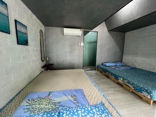 1 king bed, 1 queen bed