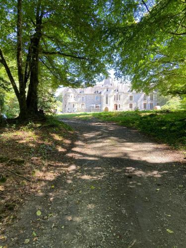Tuvākā izklaides vieta, Garden Cottage Kervolongar in Garlan