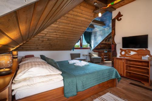 1 queen bed, 1 twin bed