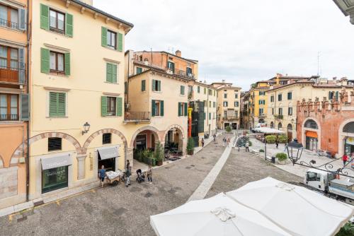 Kilátás, Palazzo Biasini by Postcardsfrom near Piazza dei Signori