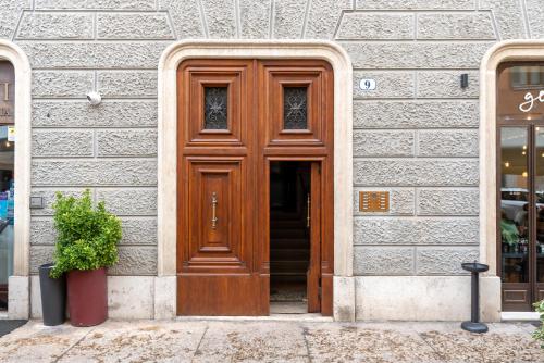 Bejárat, Palazzo Biasini by Postcardsfrom near Piazza delle Erbe