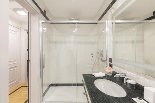 Standard Double or Twin Room image 3