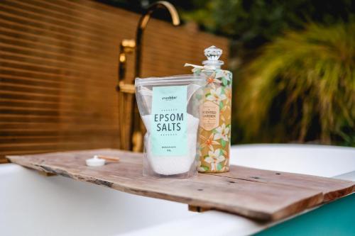 Open air bath, Kaitake Kabana - Unique, off-grid, studio retreat in Kaitake