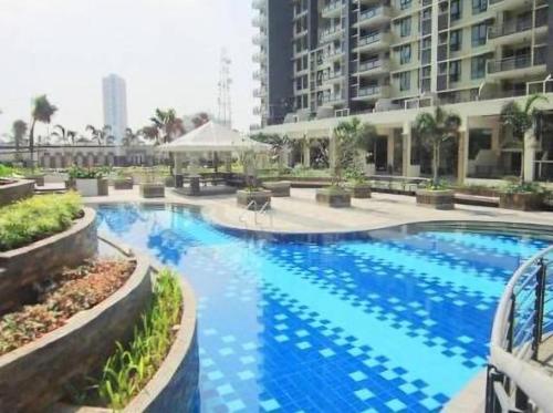 สวน, แฟลร์ทาวเวอร์ สเตย์เคชั่นพร้อมสระว่ายน้ำ (Flair Towers Staycation with Pool) in มันดาลูยอง