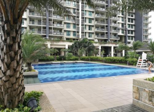 สวน, แฟลร์ทาวเวอร์ สเตย์เคชั่นพร้อมสระว่ายน้ำ (Flair Towers Staycation with Pool) in มันดาลูยอง