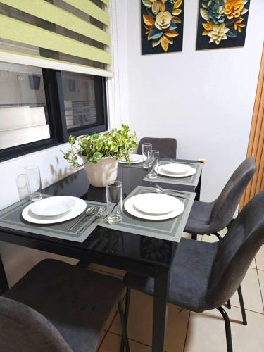 แฟลร์ทาวเวอร์ สเตย์เคชั่นพร้อมสระว่ายน้ำ (Flair Towers Staycation with Pool) in มันดาลูยอง