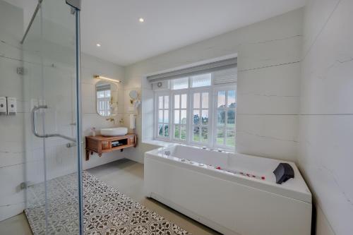 Suite, jacuzzi, spa bathtub