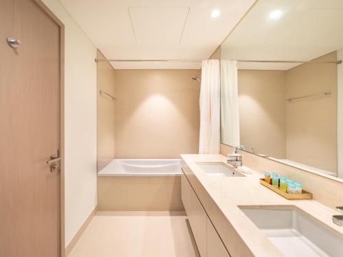 Skyline 2 Bedroom Apartment I Burj Khalifa & Fountain Views I Free Gym, Pool, Parking, Wi-Fi and PS5, Dubaj (zdjęcie 9)