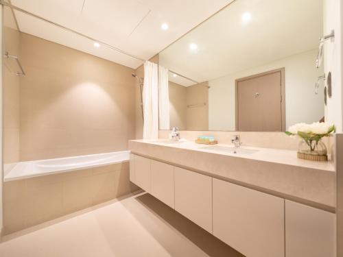 Skyline 2 Bedroom Apartment I Burj Khalifa & Fountain Views I Free Gym, Pool, Parking, Wi-Fi and PS5, Dubaj (zdjęcie 8)