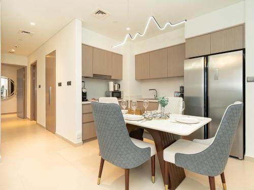 Skyline 2 Bedroom Apartment I Burj Khalifa & Fountain Views I Free Gym, Pool, Parking, Wi-Fi and PS5, Dubaj (zdjęcie 6)