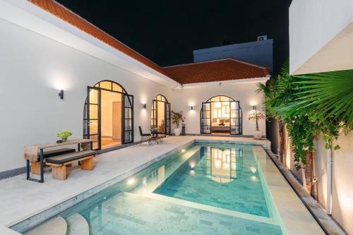 Ilaria - 8 Min From The Beach, Modern Tropical Villa with Rooftop, Bali