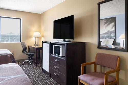 Super 8 by Wyndham Dyersville - image 7