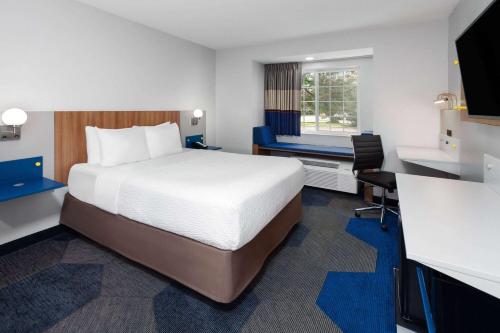 Microtel Inn by Wyndham Janesville - image 2