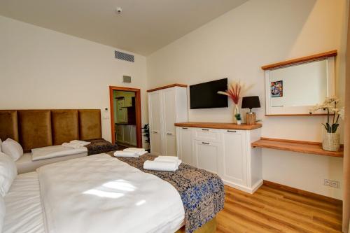 Deluxe Double Room with Extra Bed image 7