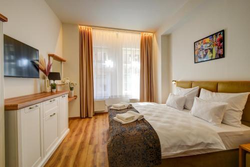 Deluxe Double Room with Extra Bed image 6